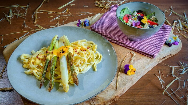 Im Hauptgang serviert Bea Spargel mit selbst gemachten Fettuccine und Sauce Hollandaise – ebenfalls aus eigener Herstellung. – Bild: NDR/​Doclights/​Marc Vorwerk