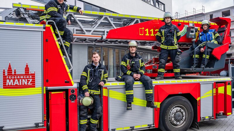 Die Rettungskräfte in Mainz – Bild: Warner Bros. Discovery, Inc. or its subsidiaries and affiliates.