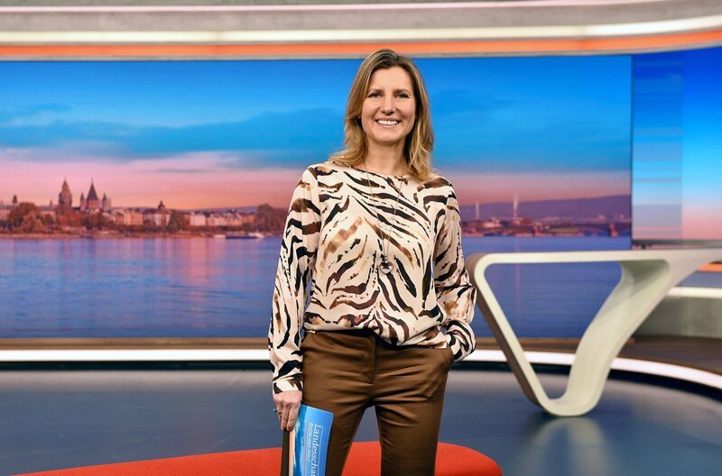 SÜDWESTRUNDFUNK Landesschau Rheinland-Pfalz - Patricia Küll Montag bis Freitag um 18.45 Uhr im SWR Fernsehen (RP) Patricia Küll – Bild: SWR/Kristina Schäfer SÜDWESTRUNDFUNK Landesschau Rheinland-Pfalz - Patricia Küll Montag bis Freitag um 18.45 Uhr im SWR Fernsehen (RP) Patricia Küll – Bild: SWR/Kristina Schäfer