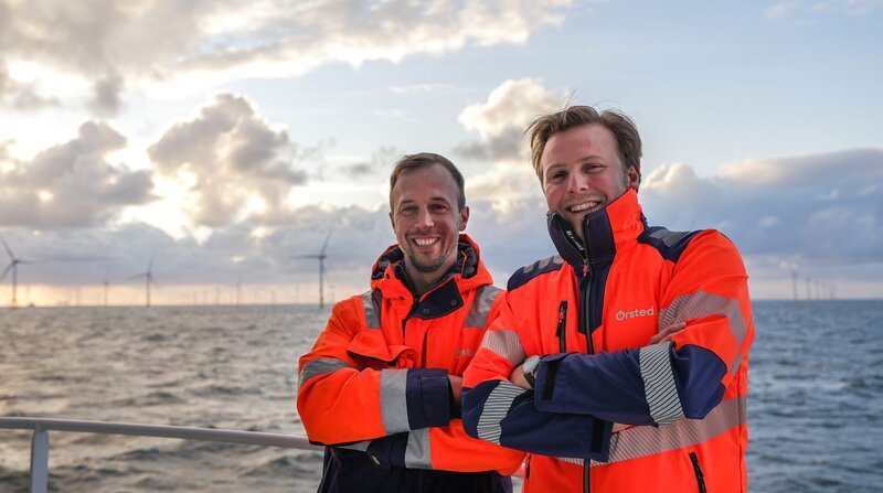 Die Betriebsleiter der Windparks sind für den zweiwöchigen Einsatz an den Windturbinen und die Sicherheit der Servicetechniker verantwortlich. – Bild: NDR /​ TVN FACTUAL ENTERTAINMENT