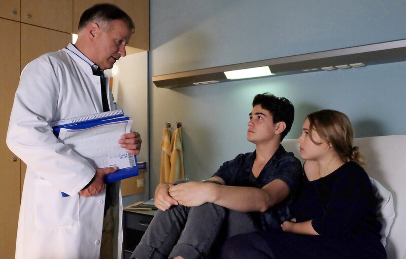 Lisas Freund Nils steht kurz vor seiner Herztransplantation. Dr. Roland Heilmann bittet seine Tochter jetzt nach Hause zu gehen und Nils ein bisschen Ruhe zu gönnen. – Bild: BR/​MDR/​Saxonia Media/​Sebastian Kiss