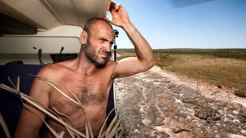 Ed Stafford looks on from a helicopter after spending ten days in Fresh Water Cove about 2650 km north of Perth in Western Australia. – Bild: Luis Enrique Ascui /​ Discovery Communications