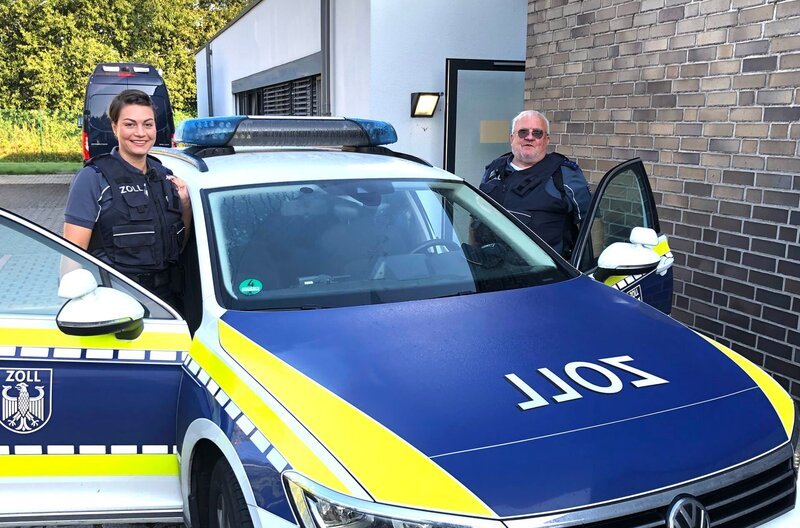 Hermann Herzog und Christina Gerwing jagen Drogenschmuggler. – Bild: NDR/Johann Ahrends Hermann Herzog und Christina Gerwing jagen Drogenschmuggler. – Bild: NDR/Johann Ahrends