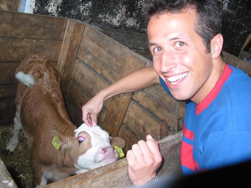 Willi Weitzel will wissen, was auf einem Bauernhof passiert und schaut sich dort um. – Bild: BR/​megaherz gmbh