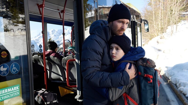 Elias (Finlay Hartinger, r.) möchte nicht mit in die USA umziehen, sondern bei seinem Papa Bastian (Tommy Schlesser, l.) bleiben. – Bild: ZDF und Barbara Bauriedl