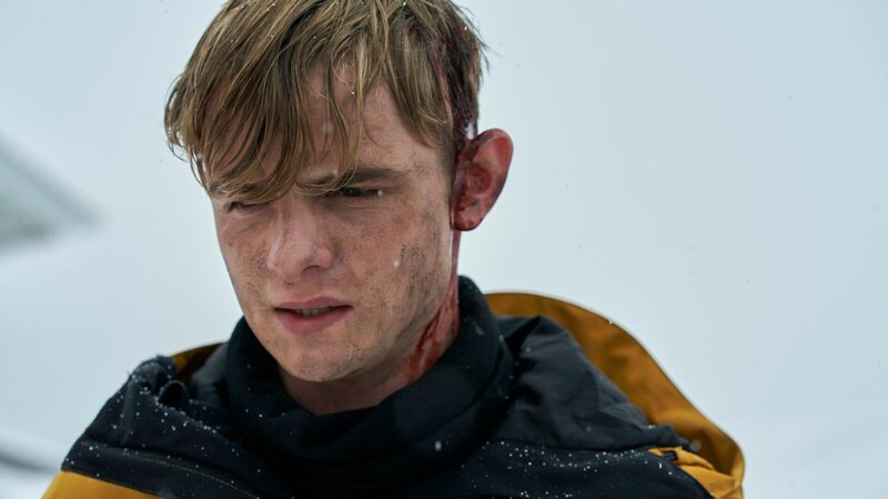 Der Doppelgänger von Alex Rider (Otto Farrant) verlässt heimlich die Eliteschule „Point Blanc“. Er tötet dabei einen Autofahrer. – Bild: ZDF und Des Willie