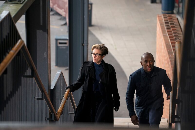 Im Geheimen folgen Mrs. Jones (Vicky McClure) und Smithers (Nyasha Hatendi) einer anderen Spur. Als sie in der Schule ankommen, machen sie eine interessante Entdeckung: Ihnen wurde eine Nachricht hinterlassen. – Bild: ZDF