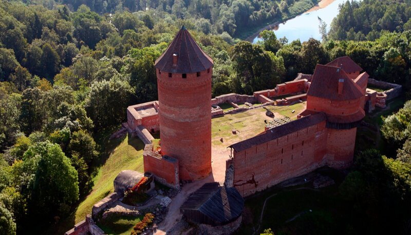 Die Burg Turaida in Lettland thront oberhalb der Gauja. – Bild: NDR/​Christoph Hauschild/​Christoph Hauschild