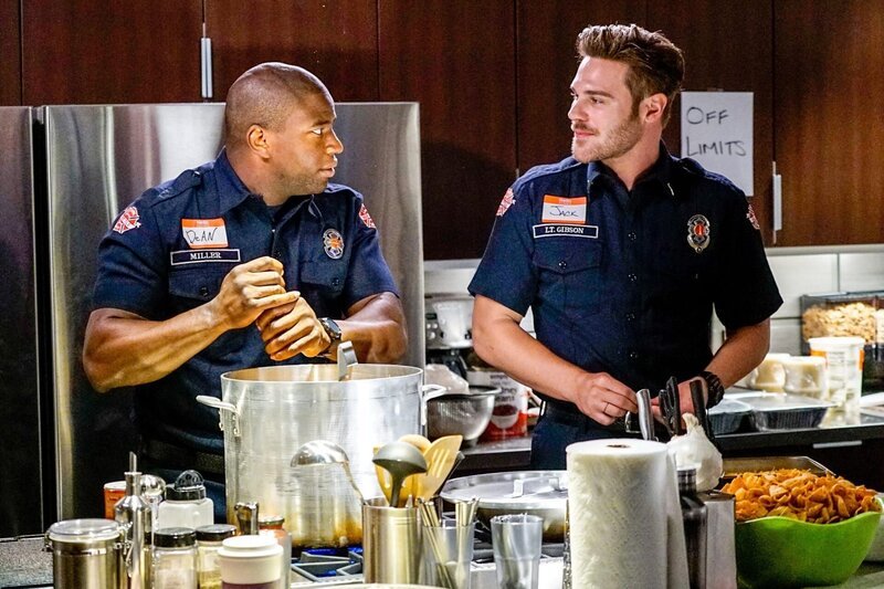 Dean Miller (Okieriete Onaodowan, l.); Jack Gibson (Grey Damon, r.) – Bild: ORF/​Disney/​ABC/​Kelsey McNeal