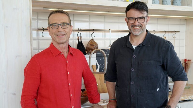 Gesunde und gleichzeitig schmackhafte Rezepte stehen auch diesmal auf der Speisekarte von Fernsehkoch Tarik Rose und NDR Ernährungs-Doc Matthias Riedl. – Bild: NDR/​dmfilm/​Florian Kruck