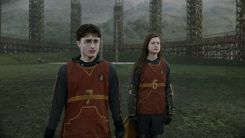 L-R: Harry Potter (Daniel Radcliffe), Ginny Weasley (Bonnie Wright) – Bild: Warner Bros. Pictures
