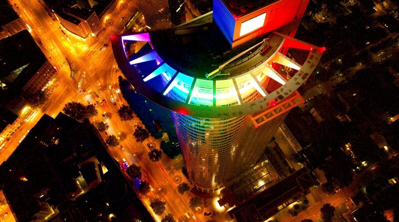 Der DZ-Bank Wolkenkratzer mit seiner markanten, nachts beleuteten Krone. – Bild: HR