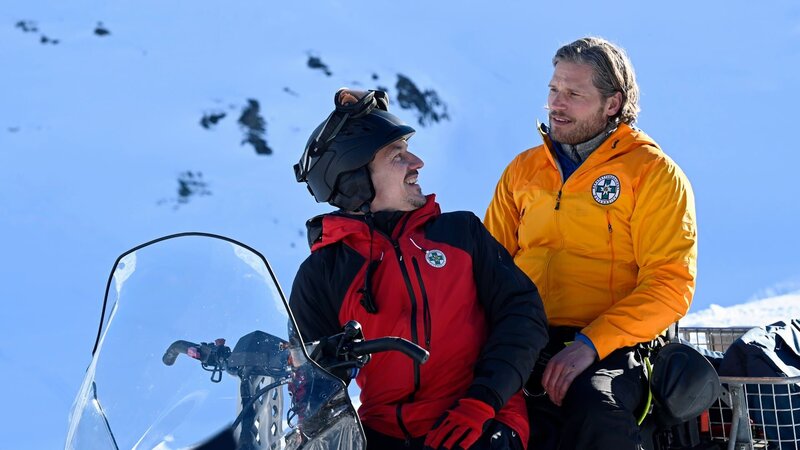 Markus (Sebastian Ströbel, r.) überrascht seinen Freund und Kollegen Tobi (Markus Brandl, l.) mit der Frage, ob er seine Nachfolge als Leiter der Bergrettung antreten möchte. – Bild: ZDF