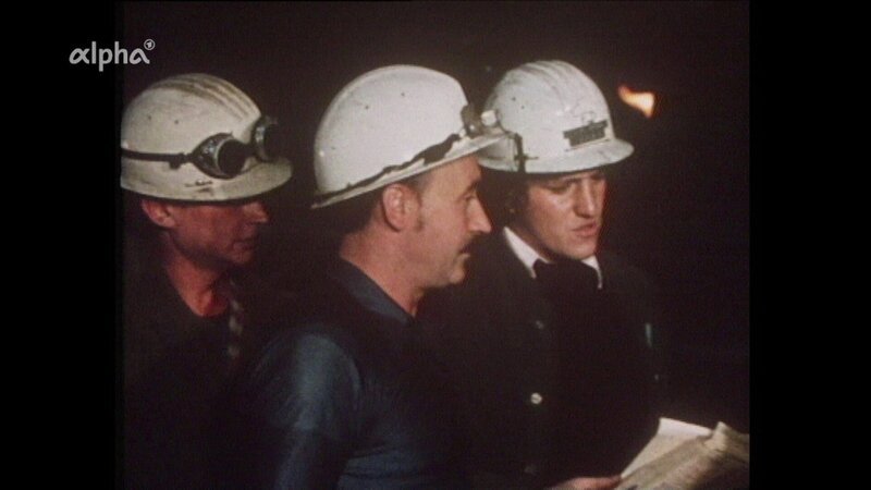 Stahlarbeiter in Lothringen 1974: Diskussion über den Arbeitsplan. – Bild: HR Stahlarbeiter in Lothringen 1974: Diskussion über den Arbeitsplan. – Bild: HR