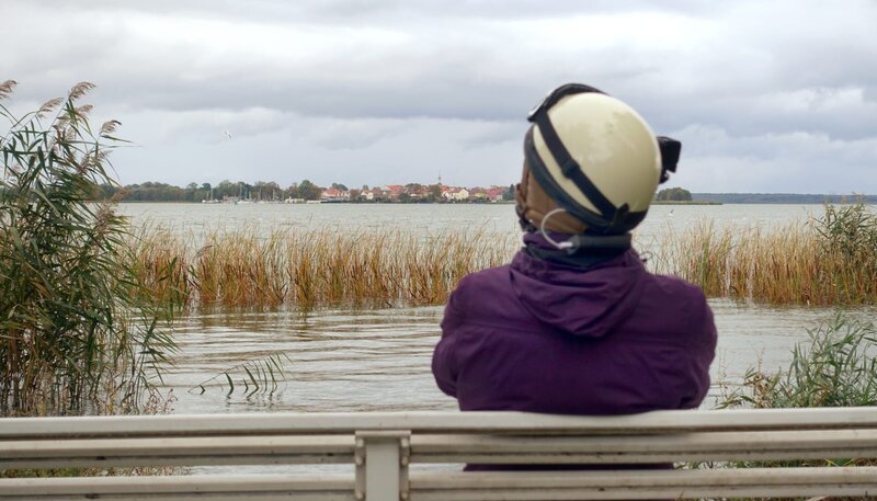 Michael Kessler mit Blick auf Neuwarp. – Bild: rbb/​Roland Albrecht