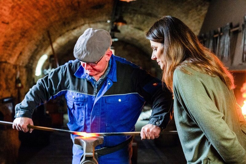 Lisa Gadenstätter legt Hand an bei der Schmiedekunst, eines der ältesten Handwerke. – Bild: ORF/​Neulandfilm