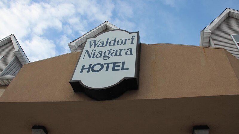 A shot of the Waldorf Niagara Hotel’s sign in Niagara Falls, NY. An unfitting name for the dilapidated hotel, as seen on Travel Channel’s Hotel Impossible. – Bild: The Travel Channel, L.L.C.