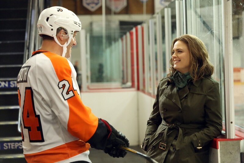 Booth (David Boreanaz) muss sein Talent als Eishockeyspieler beweisen. Brennan (Emily Deschanel) freut sich über diese abwechslungsreiche Unterhaltung während der Ermittlungen. – Bild: ATV