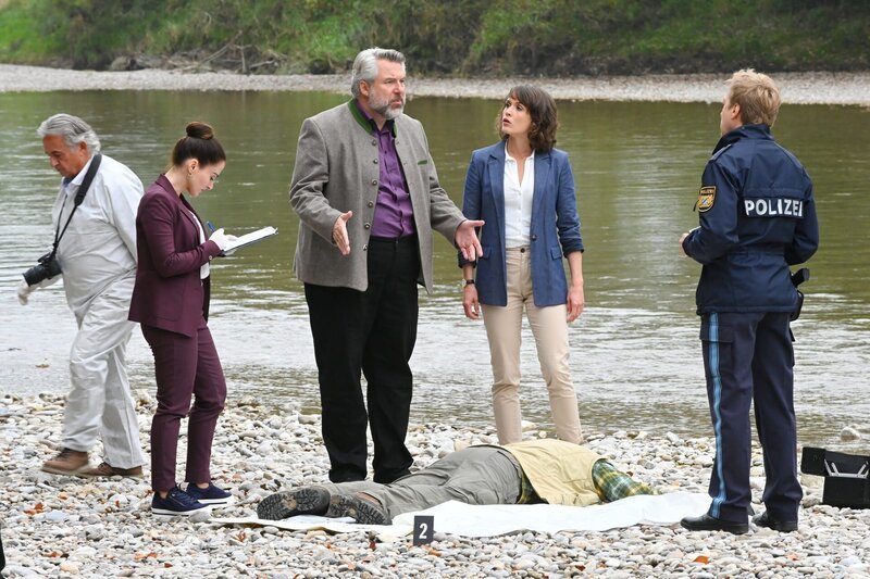 Pathologin Atay erklärt den Kommissaren Stadler und Andresen sowie Polizeihauptmeister Mohr, dass der Tote nicht ertrunken, sondern ermordet worden ist. – Bild: ZDF