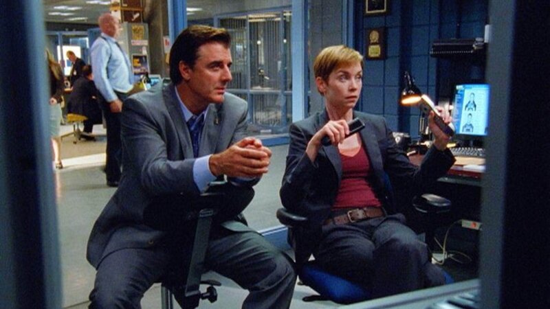 Mike Logan (Chris Noth) und Megan Wheeler (Julianne Nicholson) suchen den Mörder eines schmierigen Klatschreporters. – Bild: MG RTL D
