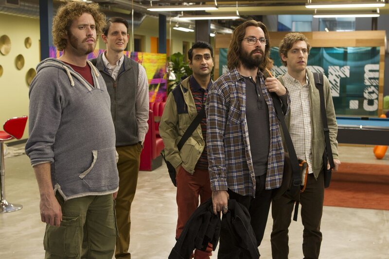 T.J. Miller als Erlich Bachman (1.v.l.), Zach Woods als  Jared Dunn (2.v.r.),  Kumail Nanjiani als Dinesh Chugtai (3.v.r.) , Martin Starr als Bertram Gilfoyle (2.v.r) Thomas Middleditch als Richard Hendricks (r.) – Bild: Home Box Office /​ © 2016 Home Box Office, Inc. All rights reserved. HBO® and all related programs are the property of Home Box Office, Inc.
