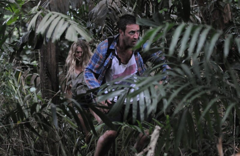 Während das Team den Vater eines High-School-Footballstars sucht, um einen Mord zu verhindern, geraten Steve (Alex O’Loughlin, r.) und Lynn (Sarah Carter, l.) bei ihrem ersten Date in große Gefahr … – Bild: 2015 CBS Broadcasting, Inc. All Rights Reserved /​ Norman Shapiro Lizenzbild frei