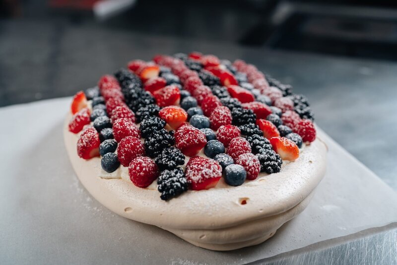 „Österliche Pavlova“ von Jürgen Vsetecka. – Bild: ORF/​Silvia Schneider GmbH/​Simeon Baker