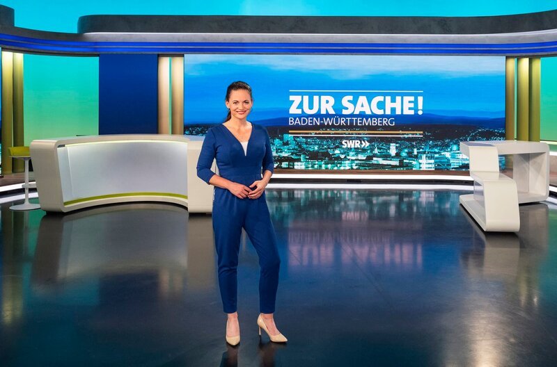 SWR ZUR SACHE! BADEN-WÜRTTEMBERG, „Politik – Debatte – Hintergrund“, am Donnerstag (24.04.25) um 20:15 Uhr im SWR. Das Politikmagazin fürs Land, jew. donnerstags um 20:15 Uhr im SWR Fernsehen (BW). Moderatorin Alexandra Gondorf in der Mainstage. – Bild: SWR/​Patricia Neligan