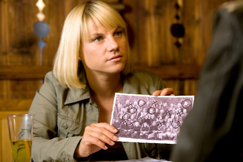 Karin Kofler (Kristina Sprenger) mit ihrem wichtigsten Fund, im Mordfall, einem alten Klassenfoto. – Bild: ORF/​BEO-Film/​Stella von Saldern