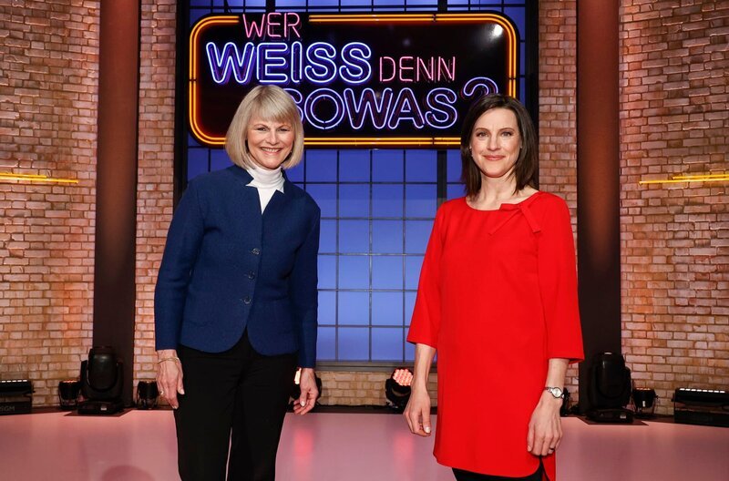 Als Kandidatinnen zu Gast bei „Wer weiß denn sowas?“: Die ZDF-Nachrichtenmoderatorin Gundula Gause (i.) und die ZDF-Nachrichtenmoderatorin Kay-Sölve Richter (r.). – Bild: ARD/​Morris Mac Matzen