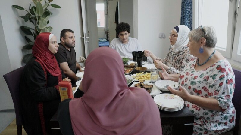 Wenn sich Amal S. mit ihrer Familie trifft, wird immer groß aufgekocht. Es wird über die Arbeit geredet, und seit dem Sturz Assads auch über die Angst, nicht in Österreich bleiben zu dürfen. „Es geht uns um Sicherheit, wir wollen nicht wieder Sorge um unsere Kinder haben und wieder bei Null anfangen“, sagt sie. – Bild: ORF
