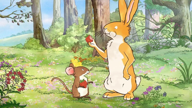 Diue Erdbeeren schmecken dem kleinen Hasen und der kleinen Feldmaus ganz ausgezeichnet. – Bild: KiKA/​SLR Productions Australia Pty.Ltd./​Scrawl Studios Pte Ltd./​hr/​ARD