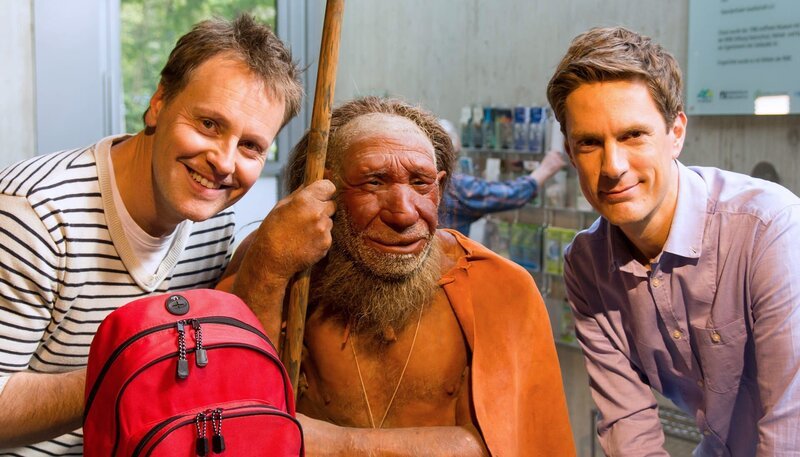 Moderator Stefan Pinnow mit Sven Lorig („ARD-Morgenmagazin“) im Neandertalmuseum. – Bild: BR/​WDR/​Wolfgang Schaloske