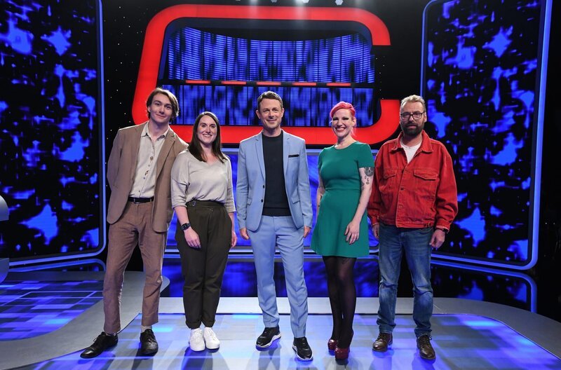Moderator Alexander Bommes (M.) mit den Kandidaten (v.l.n.r.): Paul Armin Safran, Julia Pflüger, Kathrin Hauschild und Thomas Moßmaier – Bild: ARD/​Uwe Ernst