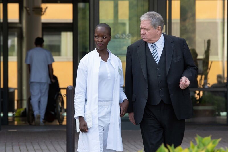 Staatsanwalt Bernd Reuther (Rainer Hunold) ermittelt im Fall des getöteten Gärtners der wohlhabenden Familie Maurée. Doch was hat der schlimme Verdacht der Ärztin Leila Johne (Florence Kasumba) mit dem Mordfall zu tun? – Bild: ZDF/​Andrea Enderlein