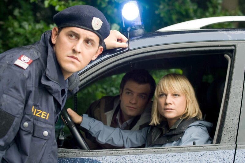 Karin Kofler (Kristina Sprenger, r.) und Lukas Roither (Jakob Seeböck, M.) stellen den Polizisten Gabler (Michael Pascher, l.) zum Personenschutz ab. – Bild: ORF/​BEO-Film/​Stella von Saldern