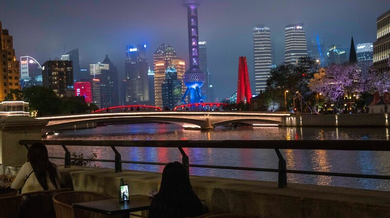 Shanghai: Die Stadt ist noch immer das Symbol für Chinas rasanten Aufstieg. Doch ist der Traum für die Gen Z im Land vorbei? – Bild: NDR/Raul Adriano Shanghai: Die Stadt ist noch immer das Symbol für Chinas rasanten Aufstieg. Doch ist der Traum für die Gen Z im Land vorbei? – Bild: NDR/Raul Adriano