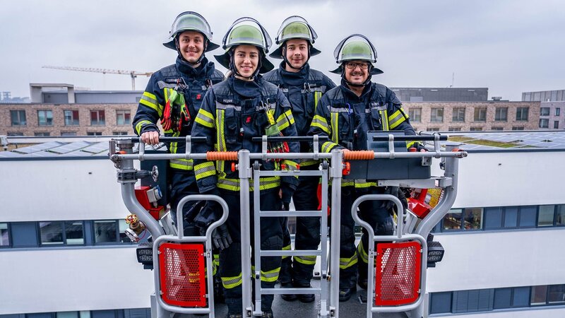 Das Team der Rettungskräfte – Bild: Warner Bros. Discovery, Inc. or its subsidiaries and affiliates.