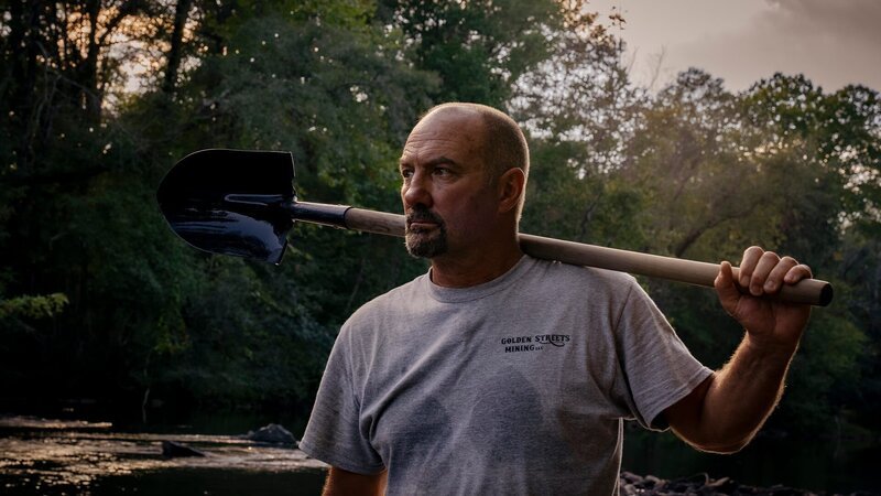 Dave Turin with shovel. – Bild: Warner Bros. Discovery