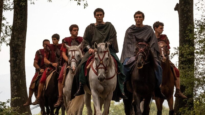 Vorne: Agrippa (Ben Batt, r.), Gaius (Matthew McNulty, 2.v.r.) – Bild: Sky Channel