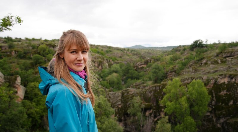 Nina Heins besucht das Dorf Zovikj in der Gemeinde Novaci. – Bild: HR/​Jens Benner