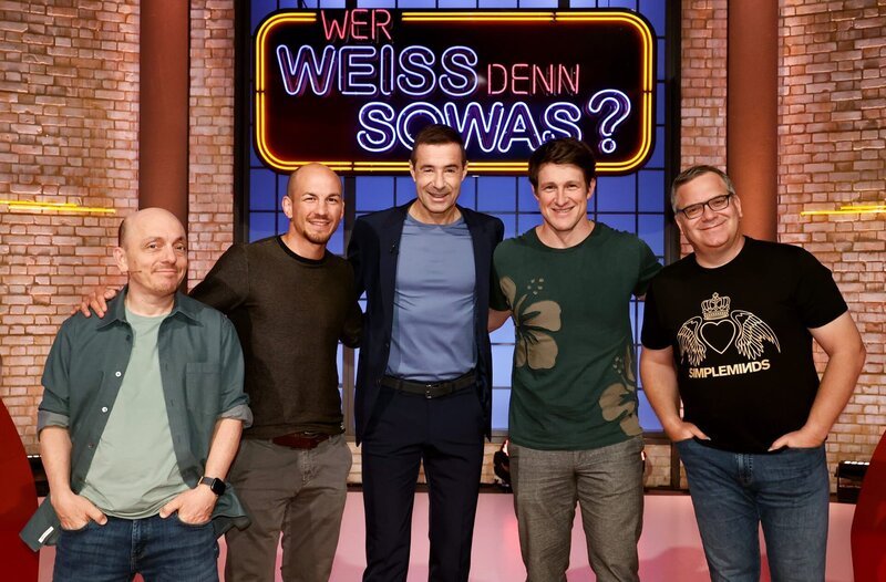 Moderator Kai Pflaume (M.) und seine Rateteam-Kapitäne Bernhard Hoëcker (l.) und Elton (r.) begrüßen in dieser Sendung den ehemaligen Ringer Frank Stäbler (2.v.l.) und den ehemaligen Gewichtheber Matthias Steiner (2.v.r.). – Bild: ARD/​Morris Mac Matzen