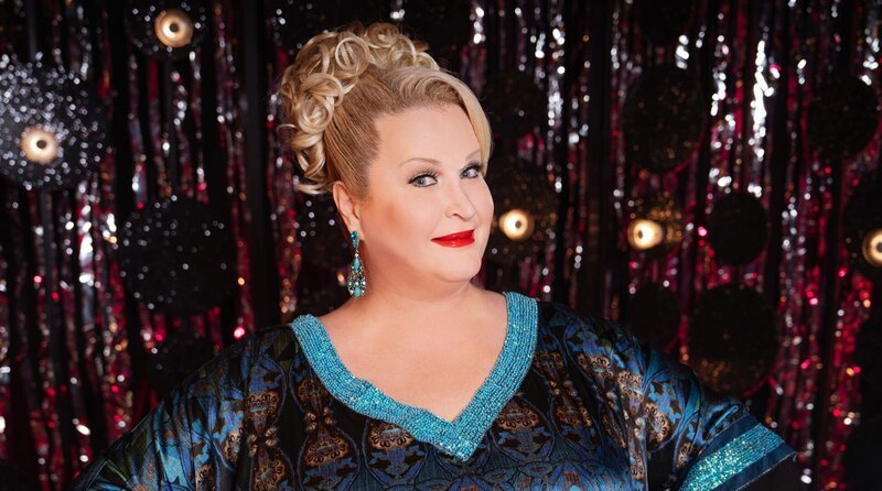 Die Gastgeberin Daphne de Luxe. – Bild: WDR/​Annika Fußwinkel