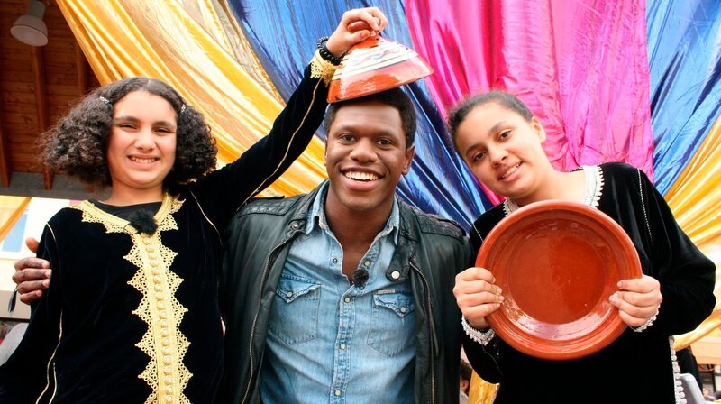 Deckel drauf! (v.l.n.r. Sahela, Moderator Akeem van Flodrop und Nounja). – Bild: WDR/​Antía Martínez Amor