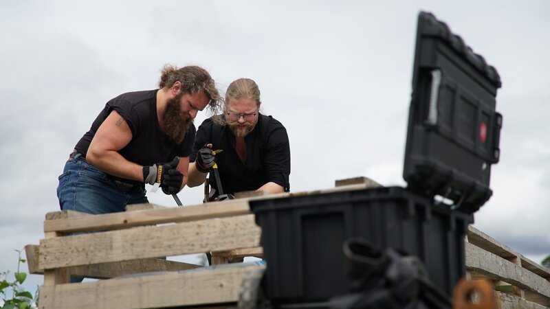 Noah and Gabe are siding a house as part of a barter – and must unload and move the building supplies. – Bild: Warner Bros. Discovery, Inc. or its subsidiaries and affiliates.