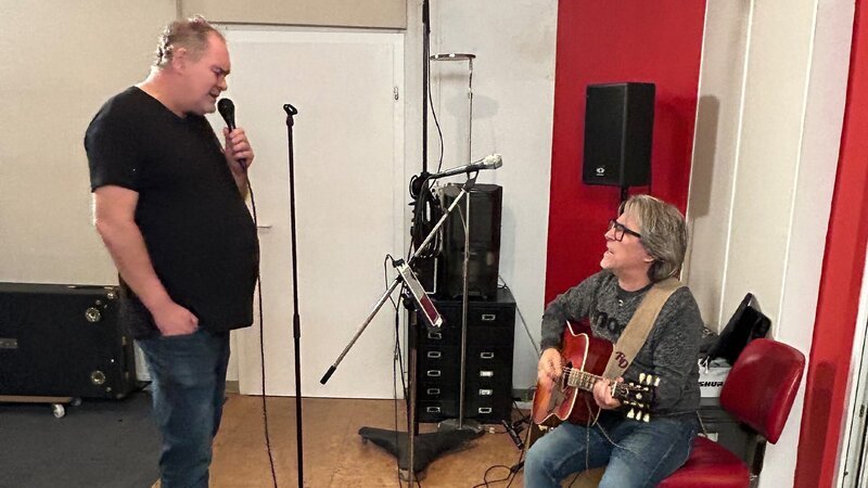 Waldi übt mit seinem Musiker Ricardo Doppio. – Bild: ZDF und Warner Bros. Deutschland