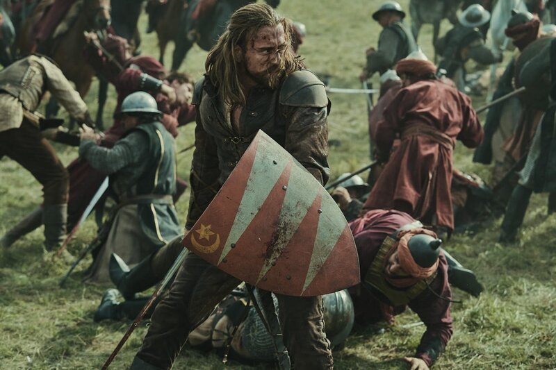 Hunyadi (Gellért L. Kádár) kämpft im Heer des Fürsten Branković gegen die Osmanen. – Bild: ORF/​Beta Film/​MR Film/​Kristóf Galgóczi Németh