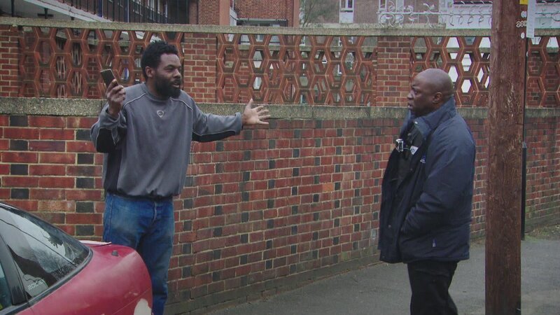 Die Zwangsräumung in London läuft nicht so glimpflich ab wie geplant, denn die Mieter haben an der Wohnung ein Sicherheitsschloss montiert. – Bild: Warner Bros. Discovery