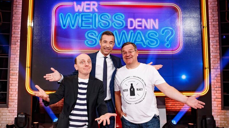 Moderator Kai Pflaume (Mitte) und seine Rateteam-Kapitäne Bernhard Hoëcker (links) und Elton. – Bild: Morris Mac Matzen /​ BR, NDR /​ BR/​NDR/​Morris Mac Matzen