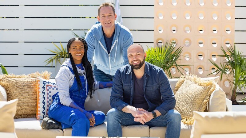 Brian Kleinschmidt, Denese and Mike Butler in the Outdoor Lounge at The Beacon, as seen on 100 Day Hotel Challenge, Season 1. – Bild: Warner Bros. Discovery, Inc.